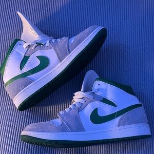 ‼️Jordan 1 high tops green and white good condition box not included size 8M‼️